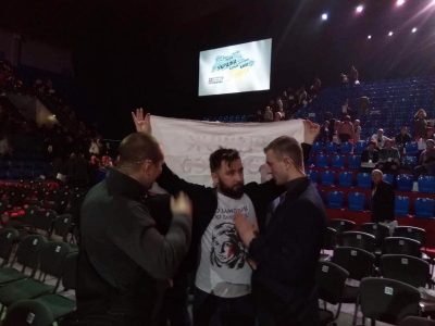 На форуме Порошенко охранники напали на активиста и порвали плакат