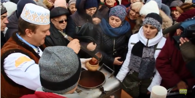Люди готовы были нанести увечья ближнему из-за бесплатной еды / Фото: скриншот из видео Люди готовы были нанести увечья ближнему из-за бесплатной еды / Фото: скриншот из видео