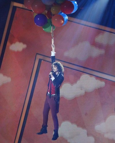 Взлетел на шариках: участник нацотбора на Евровидение-2019 представил яркое цирковое шоу