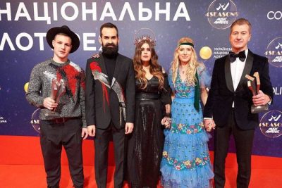 участники группы KAZKA и Юрий Никитин с супругой Ольгой Горбачевой / канал М1