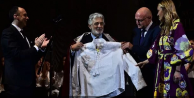 Доминго получил белую вышиванку / Фото: 24 канал