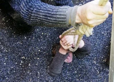 Так пострадавшую доставали спасатели / ГСЧС