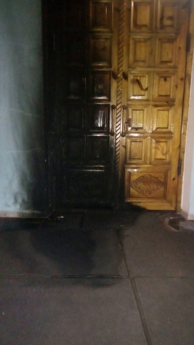 Написали нацистский лозунг: в Кривом Роге подожгли двери храма УПЦ МП