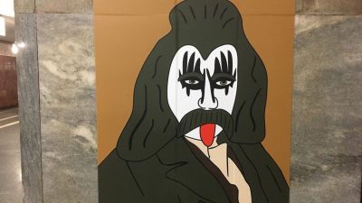 "Сволота": в Киеве необычные портреты Шевченко в метро изрезали ножом