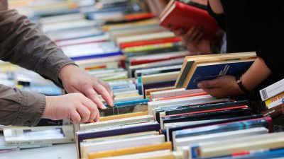 Украина запретила ввоз из РФ книги с "мантрой" об "удивительной России"