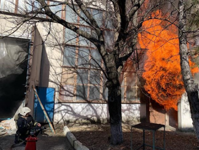 В Симферополе произошел пожар на заводе пластмасс