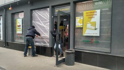 Разбитые стекла и кровь: в Днепре покупатели штурмовали новый секонд-хенд