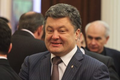 Хоп, юморок: Порошенко травил анекдоты и пританцовывал перед студентами - опубликовано видео