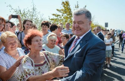 Порошенко и бабушки