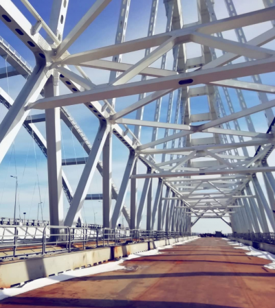 Под Керченским мостом в скором времени смогут проплывать только гондолы, полагает блогер