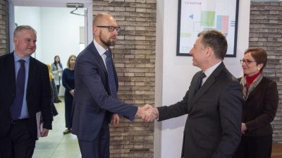 Яценюк обсудил с Волкером ситуацию в Украине накануне выборов