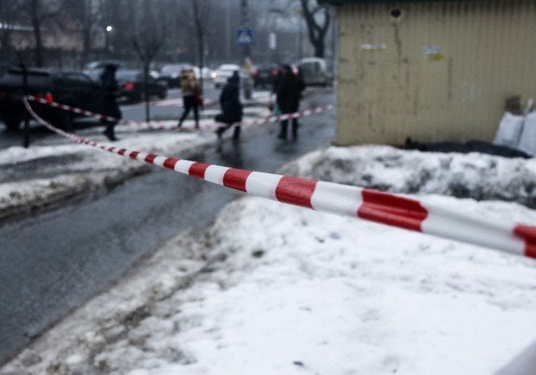 "Много ножевых ранений": в Киеве посреди улицы нашли мертвым мужчину, опубликованы фото и видео 18+