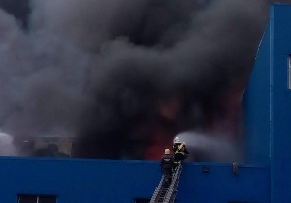 Столб пламени и черного дыма: в Киеве произошел мощный пожар