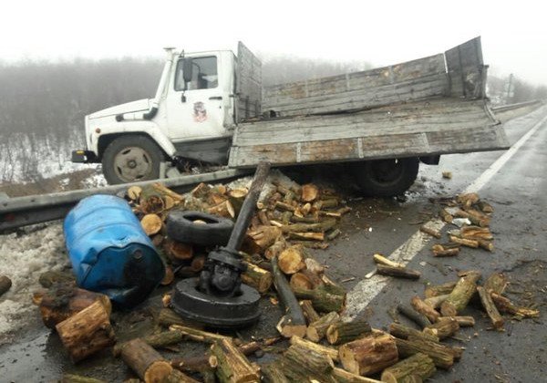 На трассе Киев-Одесса ямы на дороге спровоцировали масштабное ДТП