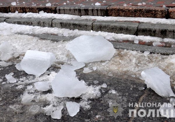 В Полтаве на девочку упала ледяная глыба с крыши дома, ребенок в коме