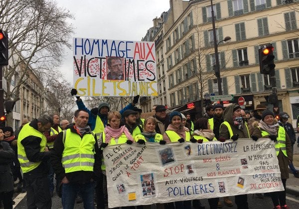 Столкновения и слезоточивый газ: во Франции жестко разогнали акцию "желтых жилетов"