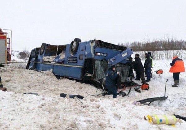 Жуткое ДТП в России: на трассе перевернулся автобус с детьми, много погибших и пострадавших