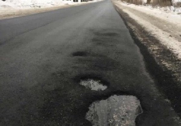 "Бабло можно и в снег тырить": под Киевом положенный в мокрую погоду асфальт продержался 55 дней