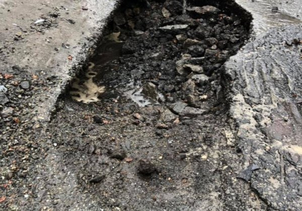 Привет Гройсману и Омеляну: в Сети набирает популярность флешмоб с фото ям и колдобин на дорогах