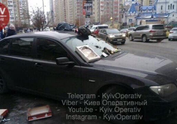 "Припарковался как дерьмо": в Киеве злые пешеходы проучили известного шоумена