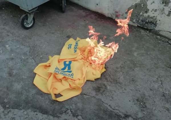 В Днепре радикалы сожгли детские накидки с агитацией за Януковича