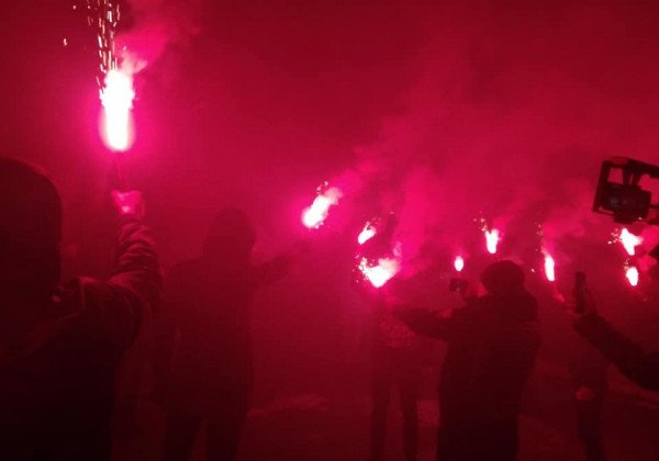 Файеры и дымовые шашки: активисты устроили акцию у дома Авакова