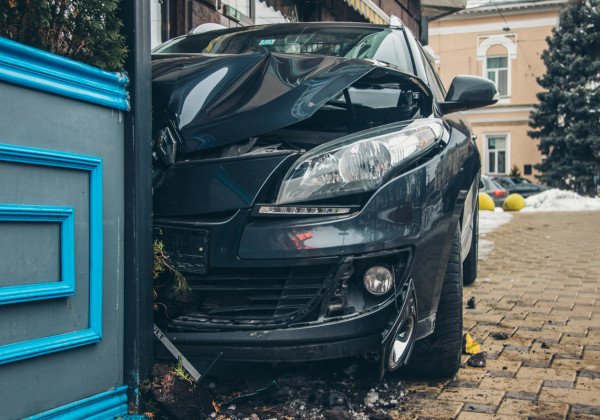 "Снесенные клумбы и испуг": в центре Киева иномарка влетела в ресторан