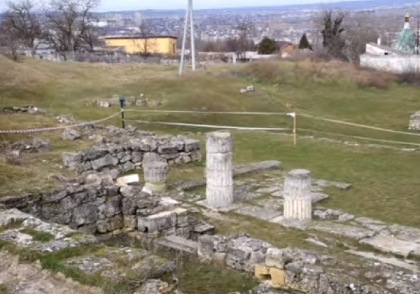 В Керчи разрушились колонны античного Пантикапея