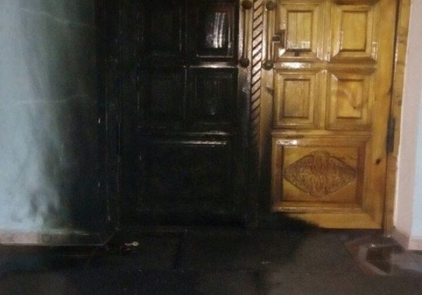 Написали нацистский лозунг: в Кривом Роге подожгли двери храма УПЦ МП
