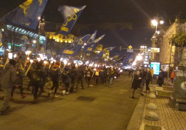 В центре Киева националисты устроили факельное шествие