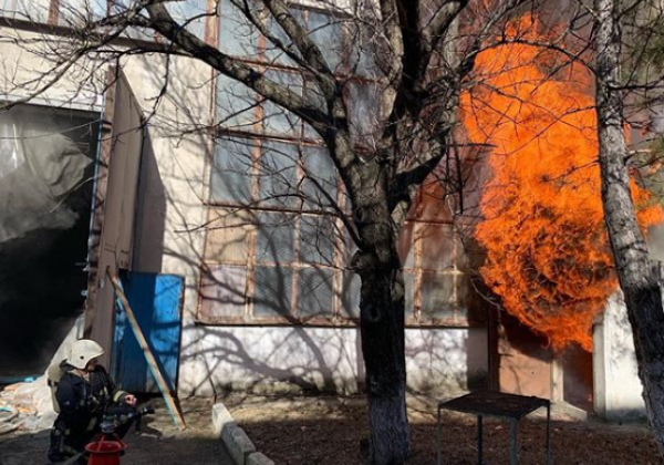 В Симферополе загорелся завод пластмасс: названа возможная причина пожара