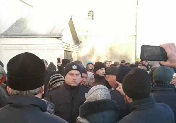 "Всех буду расстреливать": на Волыни священник УПЦ МП открыл огонь у храма