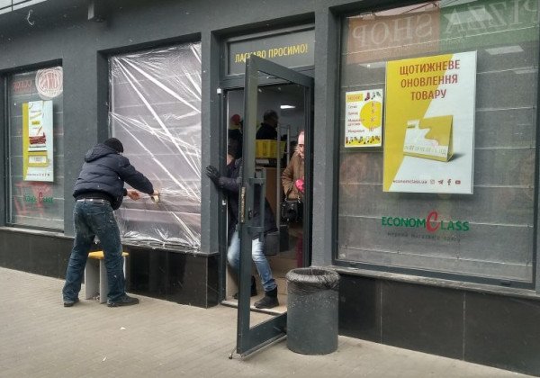 Разбитые стекла и кровь: в Днепре покупатели штурмовали новый секонд-хенд