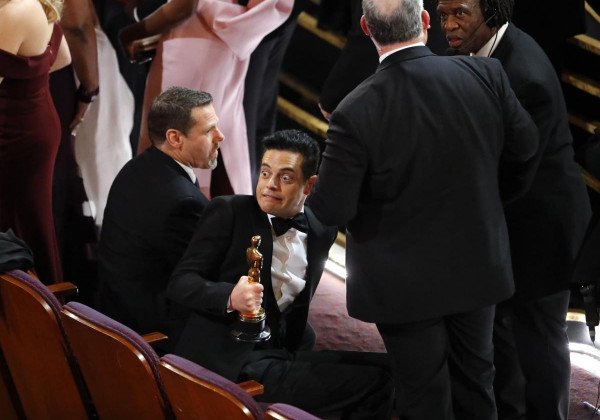 Завоевавший "Оскар" Рами Малек упал со сцены с наградой
