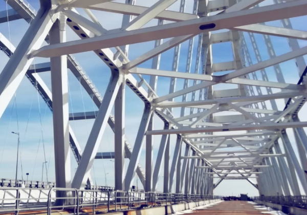 "Смогут проплывать только гондолы": блогер указала на еще одну проблему Крымского моста