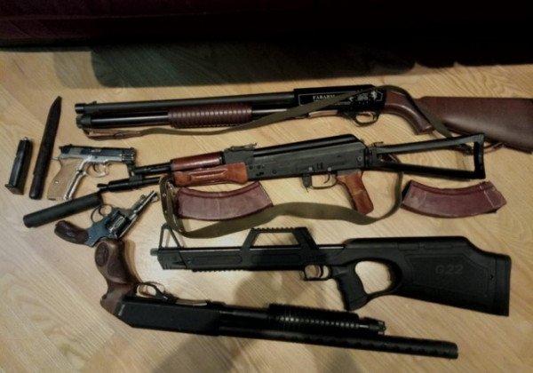 Валюта, стволы и антиукраинские книги: Правоохранители "накрыли" фирму священника бывшей УПЦ МП