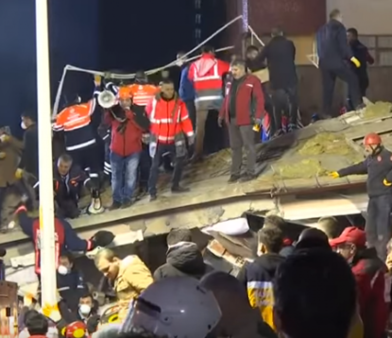Трагедия в Стамбуле: жертв обрушения 8-этажки уже более 20