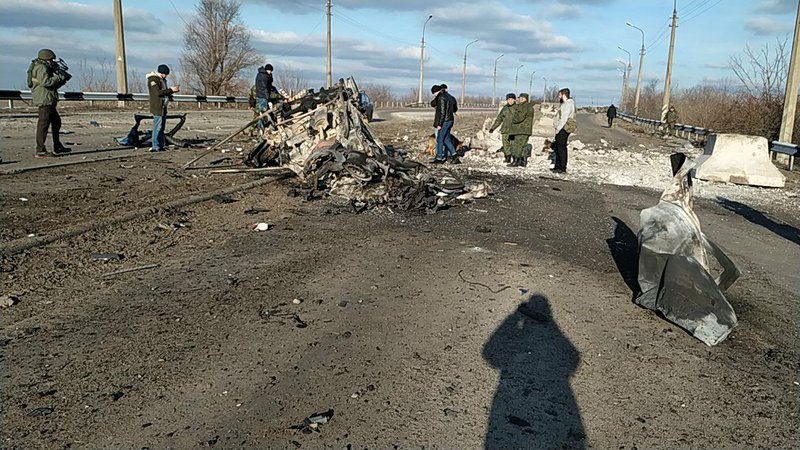На КПП Еленовка подорвался гражданский микроавтобус