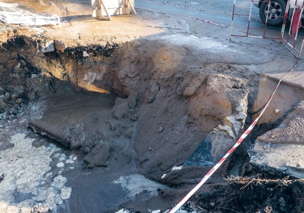 В Киеве на водопроводе произошла авария, провалилась часть дороги В Киеве на водопроводе произошла авария, провалилась часть дороги