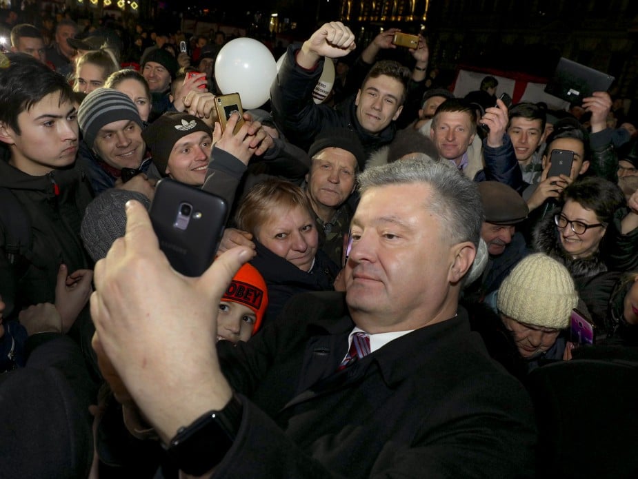 Охранники Порошенко вцепились в парня, из рук которого выбили телефон / president.gov.ua Охранники Порошенко вцепились в парня, из рук которого выбили телефон / president.gov.ua
