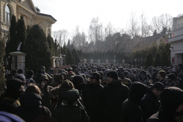 Нацдружины пикетировали дом Гладковских под Киевом Нацдружины пикетировали дом Гладковских под Киевом