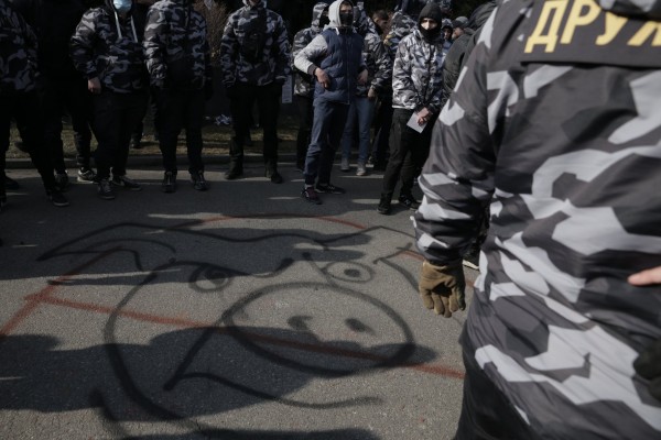 Нацдружины пикетировали дом Гладковских под Киевом Нацдружины пикетировали дом Гладковских под Киевом