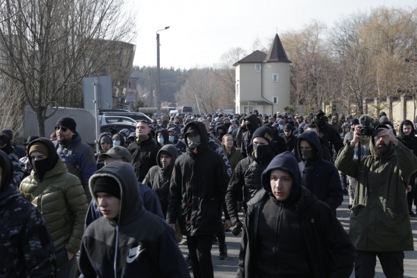Нацдружины пикетировали дом Гладковских под Киевом Нацдружины пикетировали дом Гладковских под Киевом