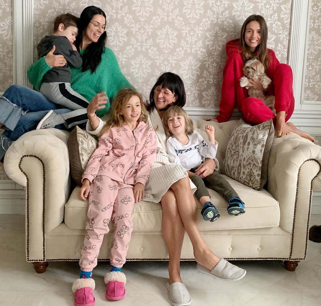 Маша Ефросинина с мамой, сестрой, сыном и племянниками