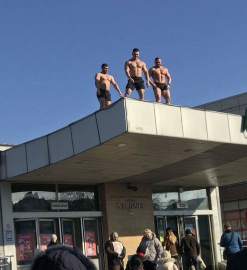 В Киеве возле метро подкаченные мужчины с голым торсом поздравляли женщин с 8 марта В Киеве возле метро подкаченные мужчины с голым торсом поздравляли женщин с 8 марта