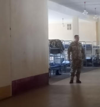 В Сети показали, как якобы комбат жестко обматерил резервистов В Сети показали, как якобы комбат жестко обматерил резервистов