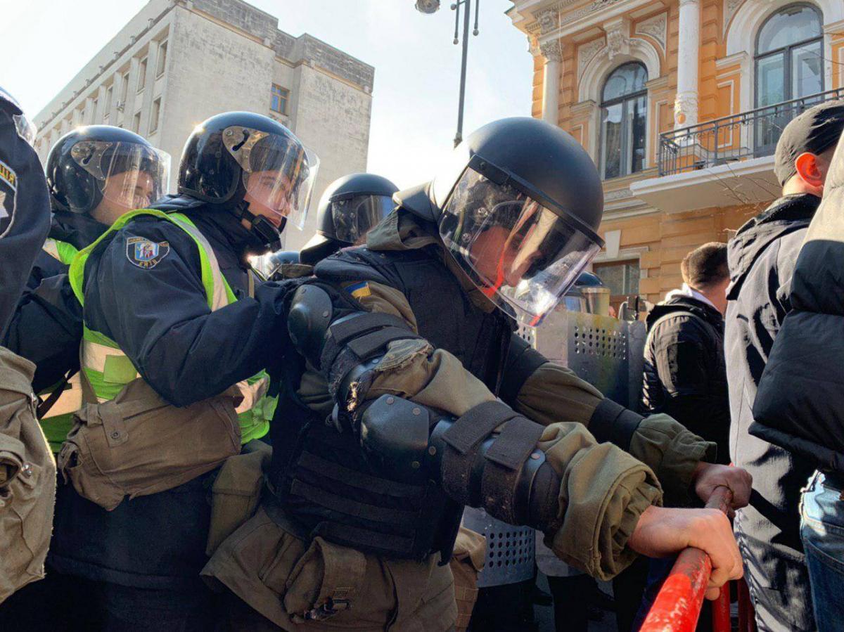 Возле АП произошли столкновения Нацкорпуса с полицией Возле АП произошли столкновения Нацкорпуса с полицией