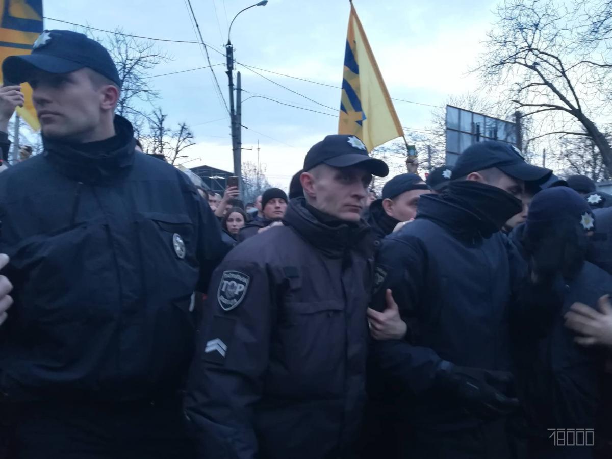 На митинге Порошенко в Черкассах произошли столкновения Нацкорпуса с полицией