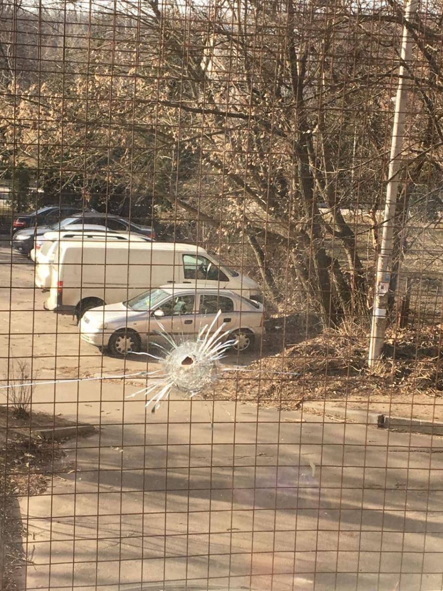 В Киеве обстреляли Голосеевский райсуд В Киеве обстреляли Голосеевский райсуд