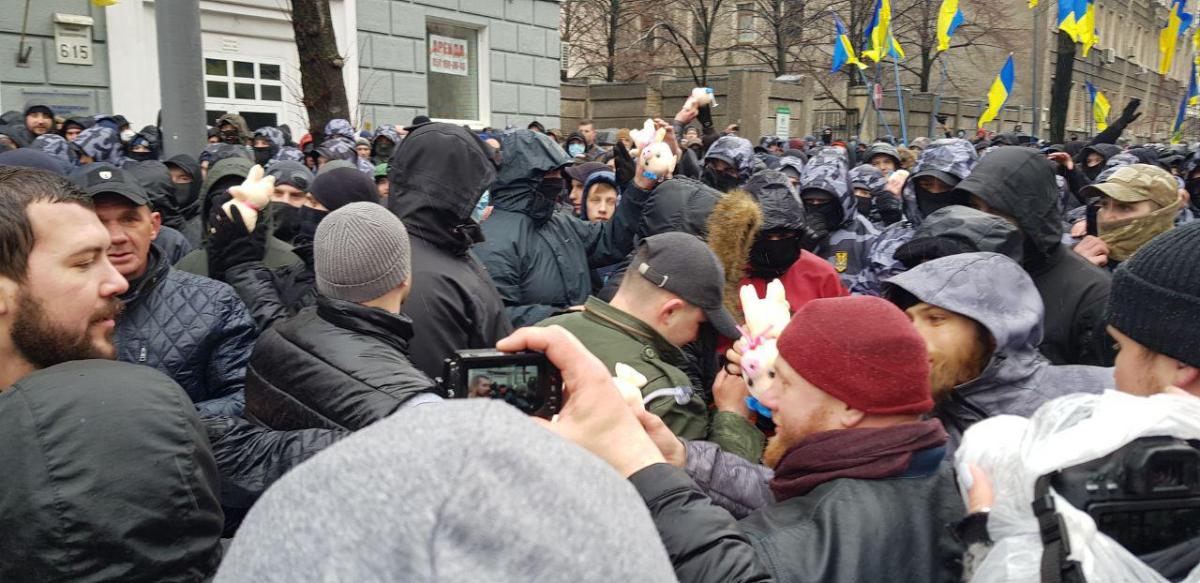 Нацкорпус забросал АП свиньями